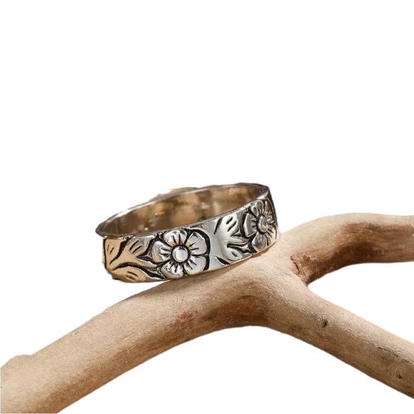 Floral Engraved Silver Band Ring - Picture 7 of 9